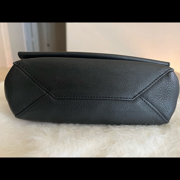 ❌SOLD OUT❌❌❌❌LOUIS VUIITON! LOCK ME II BB NOIR AUTHENTIC. - Picture 3 of 7